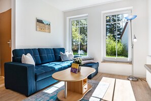 TV - Apartment '1' with Private Terrace, Shared Garden and Wi-Fi (Groß Zicker)
