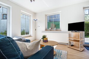 TV - Apartment '1' with Private Terrace, Shared Garden and Wi-Fi (Groß Zicker)