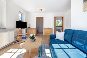 TV - Apartment '1' with Private Terrace, Shared Garden and Wi-Fi (Groß Zicker)