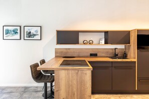 Frigorífico, microondas, horno y placa de cocina