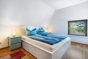 1 bedroom, free WiFi, bed sheets - Apartment '3' with Shared Garden and Wi-Fi (Groß Zicker)