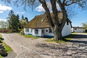 Exterior - Apartment '3' with Shared Garden and Wi-Fi (Groß Zicker)