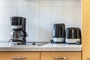 Réfrigérateur, micro-ondes, plaque de cuisson, cafetière/bouilloire