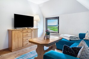 TV - Apartment '3' with Shared Garden and Wi-Fi (Groß Zicker)