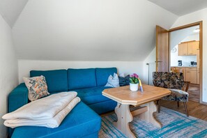 TV - Apartment '3' with Shared Garden and Wi-Fi (Groß Zicker)