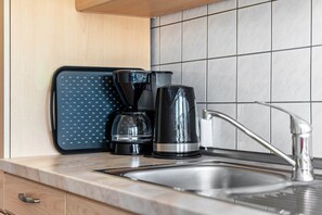 Kjøleskap, mikrobølgeovn, kokeplater og kaffetrakter/tekoker