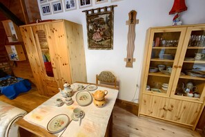 Una mesa de madera dispuesta con platos, tazas y una tetera.