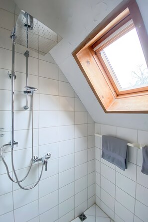 Douche, sèche-cheveux, serviettes fournies