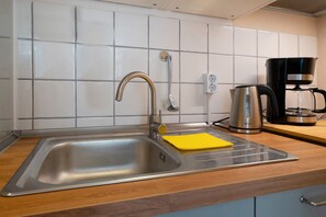 Fridge, oven, coffee/tea maker, electric kettle