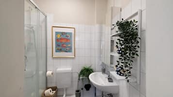 Chuveiro, toalhas de banho