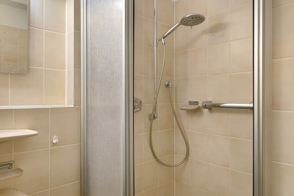 Dusche, Haartrockner, Handtücher