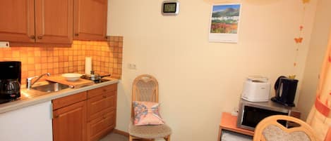 Kühlschrank, Mikrowelle, Herdplatte, Wasserkocher mit Kaffee-/Teezubehör