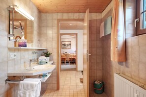 Douche, sèche-cheveux, serviettes fournies