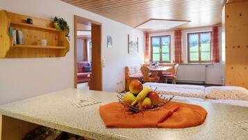 1 habitación, tabla de planchar con plancha, wifi gratis y ropa de cama