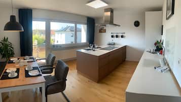 Jääkaappi, mikroaaltouuni, uuni, liesi