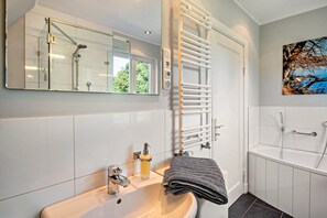 Een douche, een haardroger, handdoeken