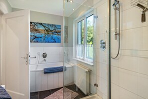 Shower, hair dryer, towels