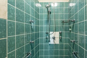 Douche, séchoir à cheveux, serviettes fournies