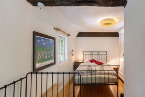 3 makuuhuonetta, silitysrauta/-lauta, ilmainen Wi-Fi, vuodevaatteet