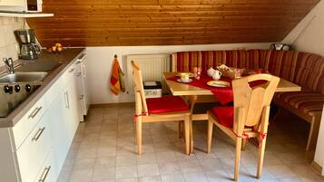 KĂŒhlschrank, Mikrowelle, Herdplatte, GeschirrspĂŒler