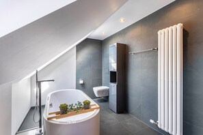 Dusj, hårføner og håndklær