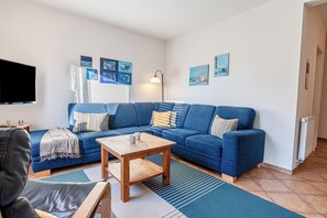 Televisión, chimenea, reproductor de DVD y estéreo 