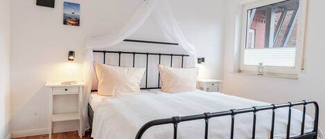 2 bedrooms, travel crib, free WiFi, bed sheets