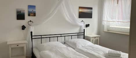 2 dormitorios, cuna de viaje, wifi gratis y ropa de cama