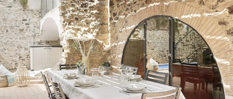 تناول الطعام بالخارج