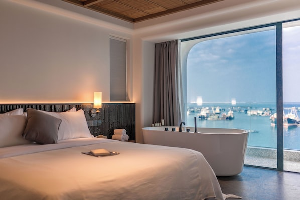 Premium bedding, down duvets, free minibar, blackout curtains