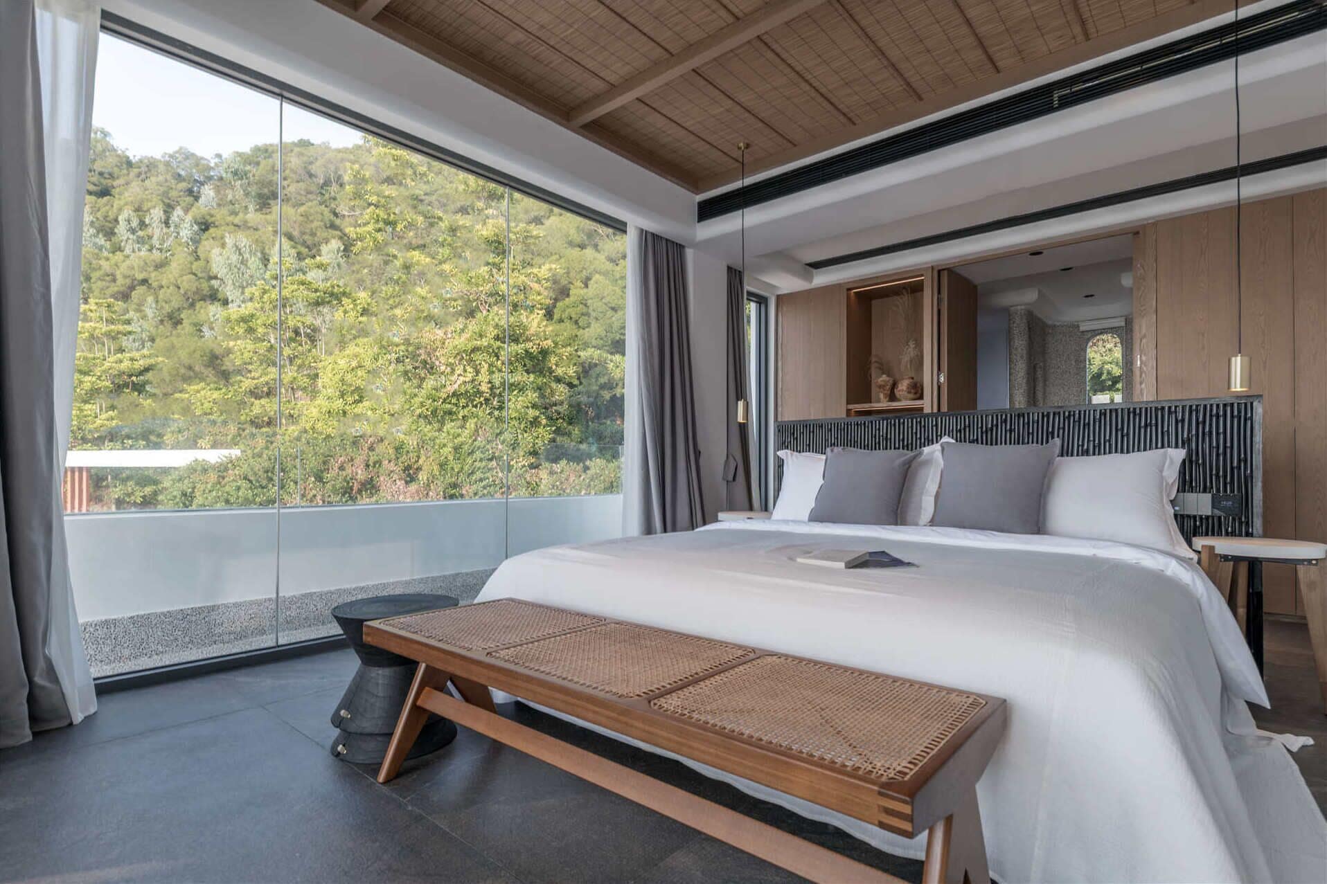 Premium bedding, down duvets, free minibar, blackout curtains