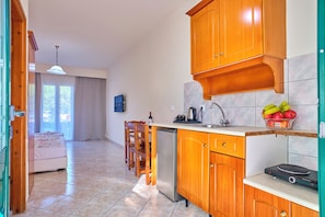 Superior-studio | Yksityinen keittiö | Minijääkaappi, liesi, keittoastiat/astiat/ruokailuvälineet