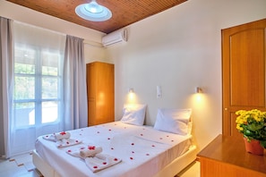 Apartamento, 2 habitaciones | Caja fuerte, tabla de planchar con plancha, wifi gratis