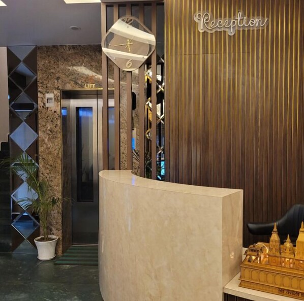 Quầy tiếp tân