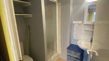 Een douche, een haardroger, toiletpapier