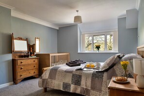6 bedrooms, free WiFi - Riverside holiday home in Dolgellau, No Deposit (Dolgellau)