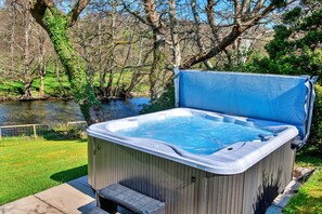 Outdoor spa tub - Riverside holiday home in Dolgellau, No Deposit (Dolgellau)