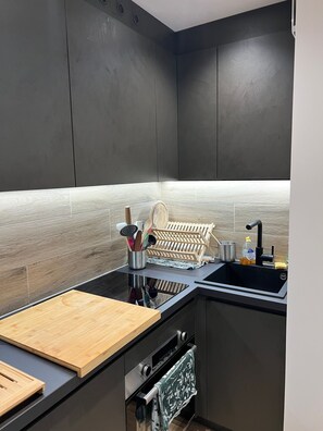 Réfrigérateur, micro-ondes, four, plaque de cuisson