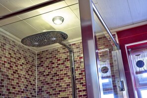 Shower, hair dryer - Chalet in Tintagel with Stunning Sea Views (Tintagel)