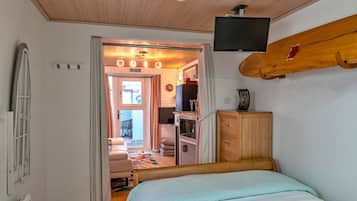 1 bedroom, iron/ironing board, free WiFi