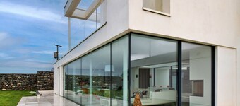 Clifftop Retreat in Criccieth with Stunning Views