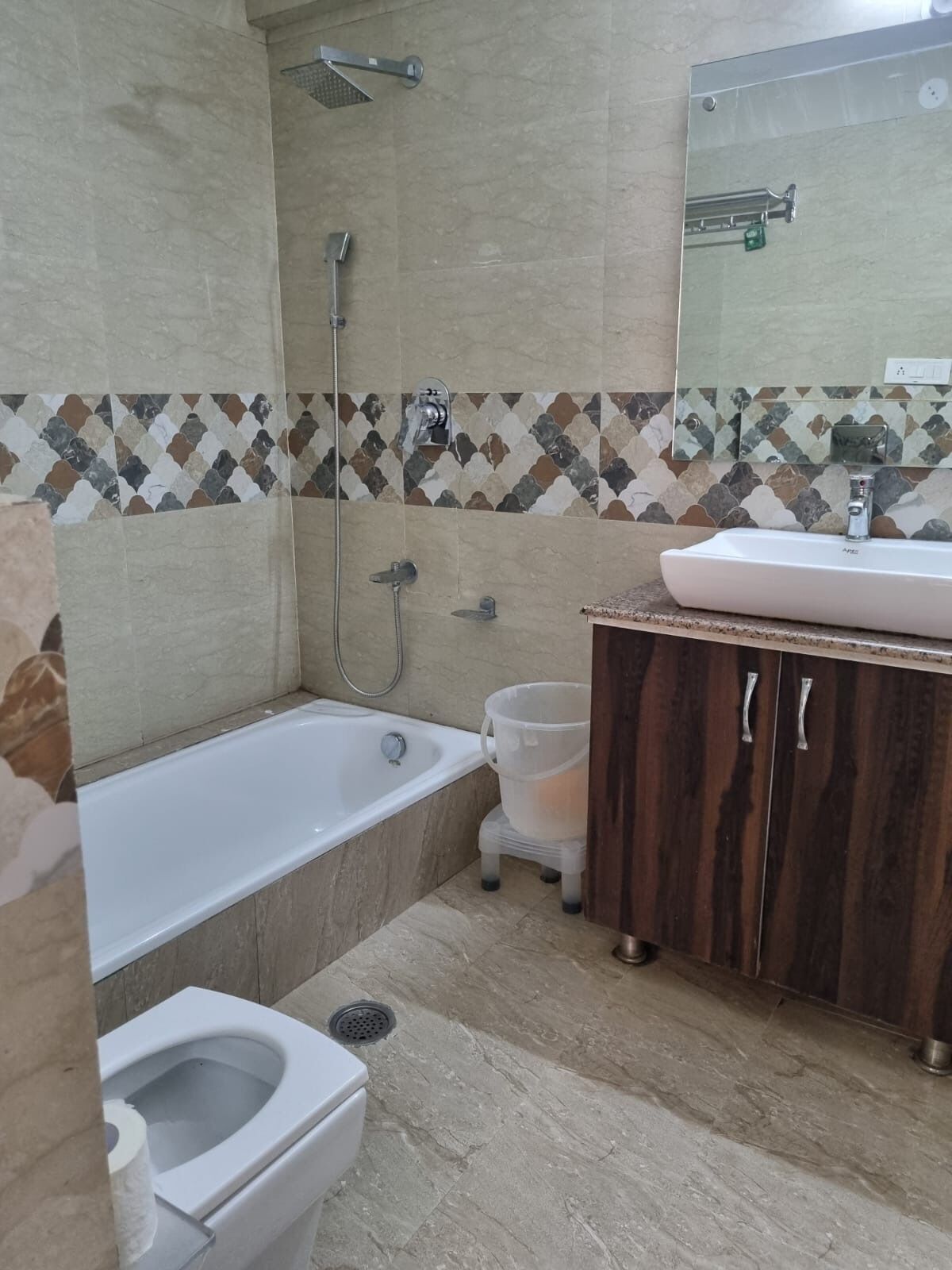 Ein Badezimmer mit Badewanne, Toilette und Waschbecken.