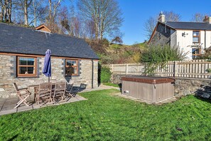 Outdoor dining - Cottage by Cardigan Bay with Hot Tub (Talybont)