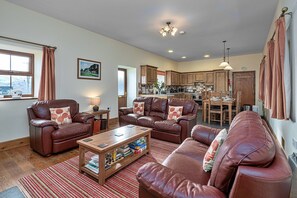 Smart TV, fireplace - Cottage by Cardigan Bay with Hot Tub (Talybont)