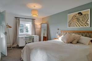 4 quartos, ferros/tábuas de passar roupa, berço de viagem