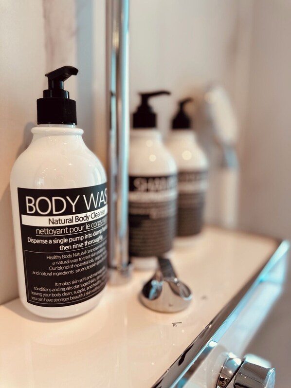 A bathroom shelf with a bottle of body wash, a razor, and a faucet. - THE DECEMBER STAY Busan Ocean Terrace (Busan)