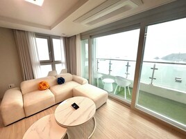 Junior Double Room, Beach View | Living area