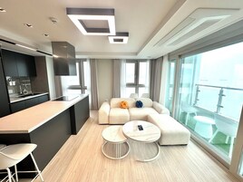 Habitación junior doble, vistas a la playa | Zona de estar | Una televisión de pantalla plana