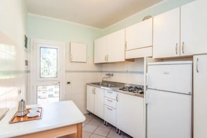 Fridge, stovetop, coffee/tea maker