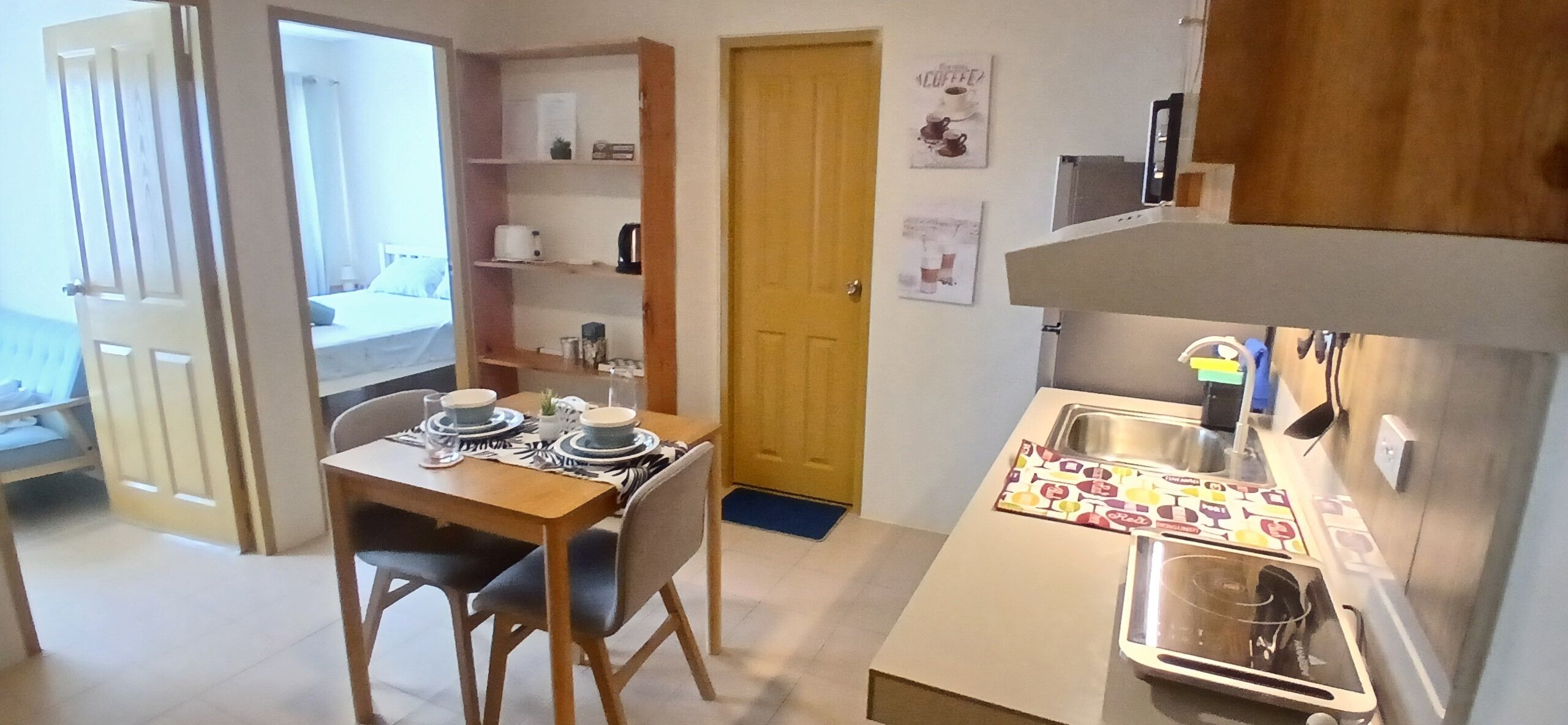 Kühlschrank, Mikrowelle, Herdplatte, Wasserkocher mit Kaffee-/Teezubehör